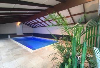 Gite LE 45 TOURS has Balcony rooms