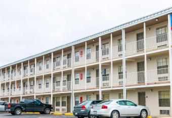 Studio 6 San Antonio - Lackland Afb has Smoking rooms