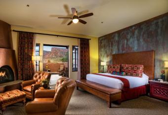 Gateway Canyons Resort, a Noble House Resort has rooms with a private hot tub