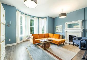 Washington Park 2BR w Rooftop Patio Free Parking allows 18 year olds to book a room