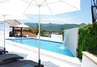 Hotel Suites Mar Elena allows 18 year olds to book a room