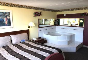 Norwood Inn & Suites Worthington has rooms with a private hot tub