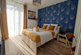 Les Treilles de Salies. Calme et s  r  nit  , spa et sauna. Chambre Art d  co. allows 18 year olds to book a room