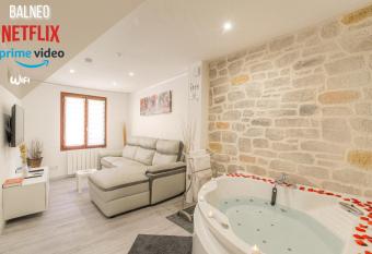 La Suite Neuvilloise has rooms with a private hot tub