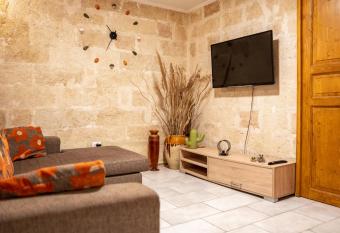 Nicol   House 2 has Balcony rooms