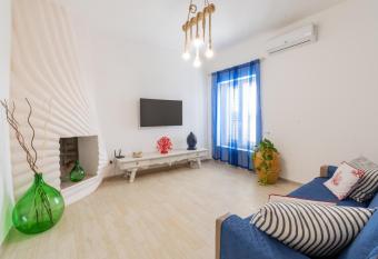 Nicol   House 1 has Balcony rooms