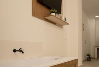 Loma Rent Home has rooms with a private hot tub