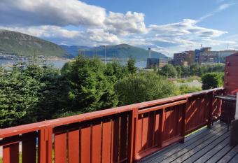 FeelHome 3 bedroom Near University has Balcony rooms