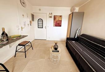 Les Galaxies Studio avec balcon 15 mn de la plage has Balcony rooms