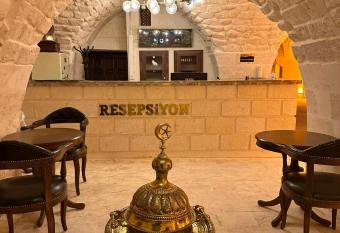 HAK  M BEY KONA  I BUOT  QUE HOTEL allows 18 year olds to book a room