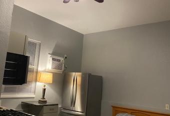 Studio near Garden of the Gods unit A - west studio allows 18 year olds to book a room