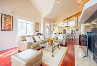 Upper Floor 1Bedroom+1 Sofa Bed unit & private Entrance in Kelowna allows 18 year olds to book a room