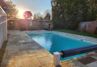 Wendover House - Country Home with Beautiful Gardens, Pool & Sauna has Balcony rooms