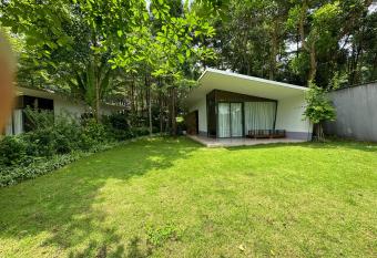 Forest Villa 315 Flamingo Dai Lai allows 18 year olds to book a room