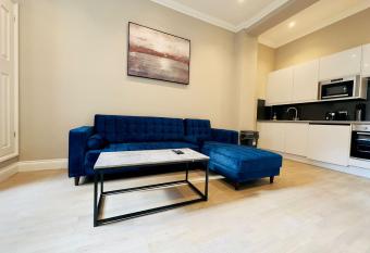 Super Central One Bedroom Flat Next To Brighton Beach has Balcony rooms