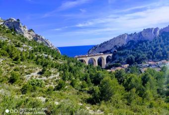 GITE R  NOV   CALANQUES LA VESSE allows 18 year olds to book a room