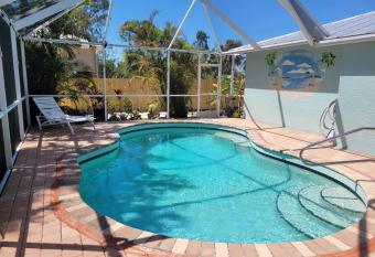 Dog Friendly Sleeps 8 with Pool & Hot Spa close to beach allows 18 year olds to book a room