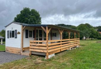 Le Cottage has rooms with a private hot tub