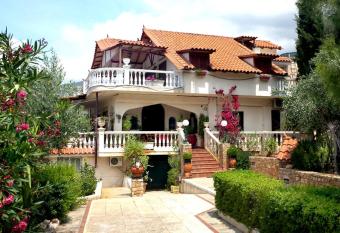 Villa Greiss has rooms with a private hot tub