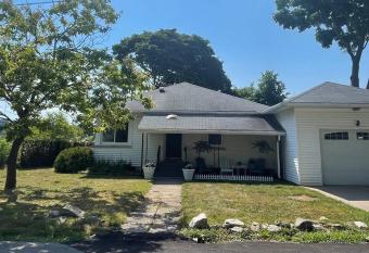 Right on the River! walking to town/artpark/docks has Balcony rooms