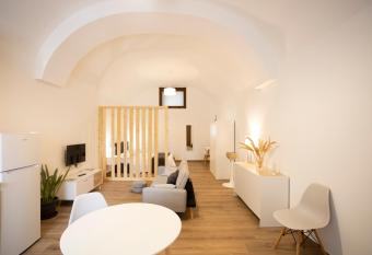 Qu4ttro I Domus47 Pompei has rooms with a private hot tub