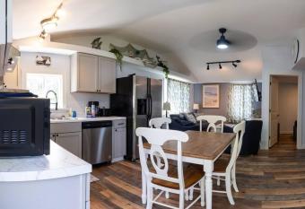 3 Bedroom Pool PlayArea CampFire Cozy Apt allows 18 year olds to book a room