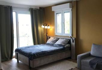 Studio au pied de Paris has Balcony rooms