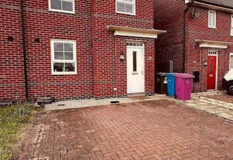 5 STAR LUXURY BIG HOUSE, JACUZZI SPA HOT TUB, PARKING, LIVERPOOL CITY CENTRE, SLEEPS 10, EASY LOCK BoX ENTRY! NO PARTIES! has rooms with a private hot tub