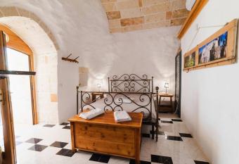 19th century Trullo Raeda in the middle of nature has rooms with a private hot tub