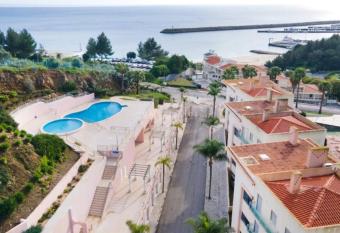 Ocean and Mountain has Balcony rooms