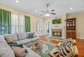 Burnside Beauty 4BR Pingpong Patio has rooms with a private hot tub