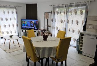 Location Saisonni  re has Balcony rooms