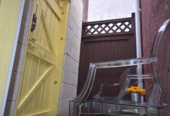 The Quaint Sunflower has Balcony rooms