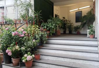 Pazari_Ri_Studio has rooms with a private hot tub