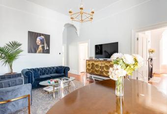 Luxury Victorian House 10 mins to SF, Rose Garden & 3 Private Parking has Balcony rooms