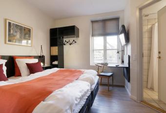 Hotel F  rgeg  rden allows 18 year olds to book a room