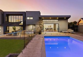 Ultimate Private Acre Escape in Mount Martha has Balcony rooms