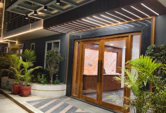 The Grand ND Resort- Kanha Tulsi Heights Behind Prem Mandir has Balcony rooms