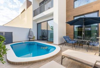 Nasma Luxury Stays - Luxury Seaside Villa with Private Pool By The Sea allows 18 year olds to book a room