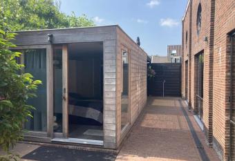 Tuinhuis naast het koetshuis in Voorburg. has Balcony rooms