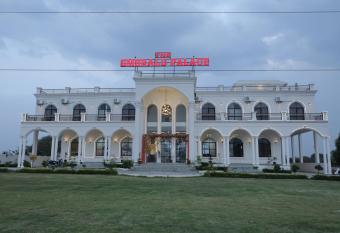 The Emerald Palace has Balcony rooms