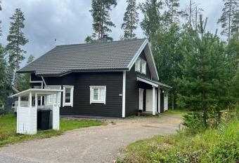 Riihipeikko Jyv  skyl  n l  heisyydess   Muuramen Riihivuoressa has Balcony rooms