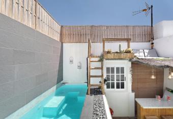 Agora2south allows 18 year olds to book a room