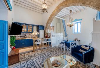 SUN PETRADI Tradition & Luxury has Balcony rooms