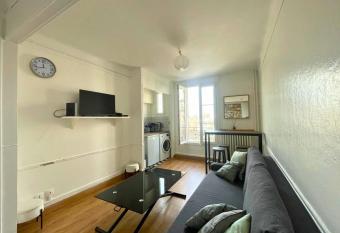 15 min from the Eiffel Tower - Charming apartment allows 18 year olds to book a room