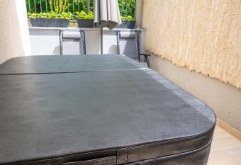 Apartments Biser has rooms with a private hot tub