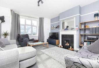 Modern, spacious 2 bed flat has Balcony rooms
