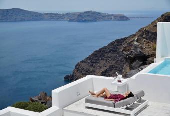 Luxury Imerovigli Villa - 3 Bedrooms - Private Infinity Pool - Breathtaking Caldera SeaViews has rooms with a private hot tub