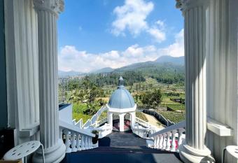 Skyline BlueDome Villa Ciwidey has rooms with a private hot tub