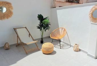 Boho Studio with Patio in Centre and Close to Beach allows 18 year olds to book a room